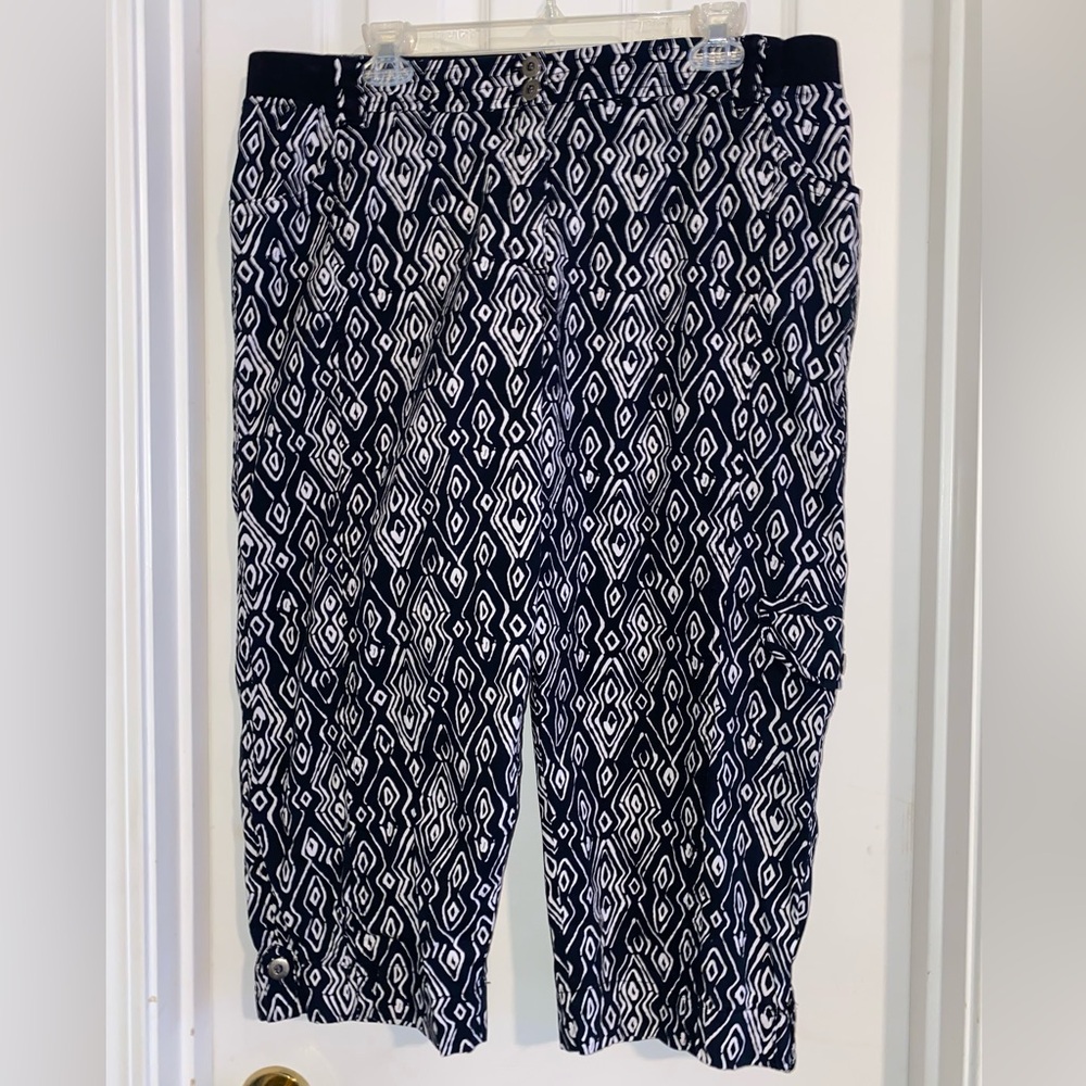 Chico's Black and White Patterned Capri Pants‎